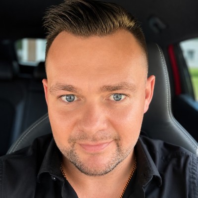 Tom Mrozek – autor artykułu