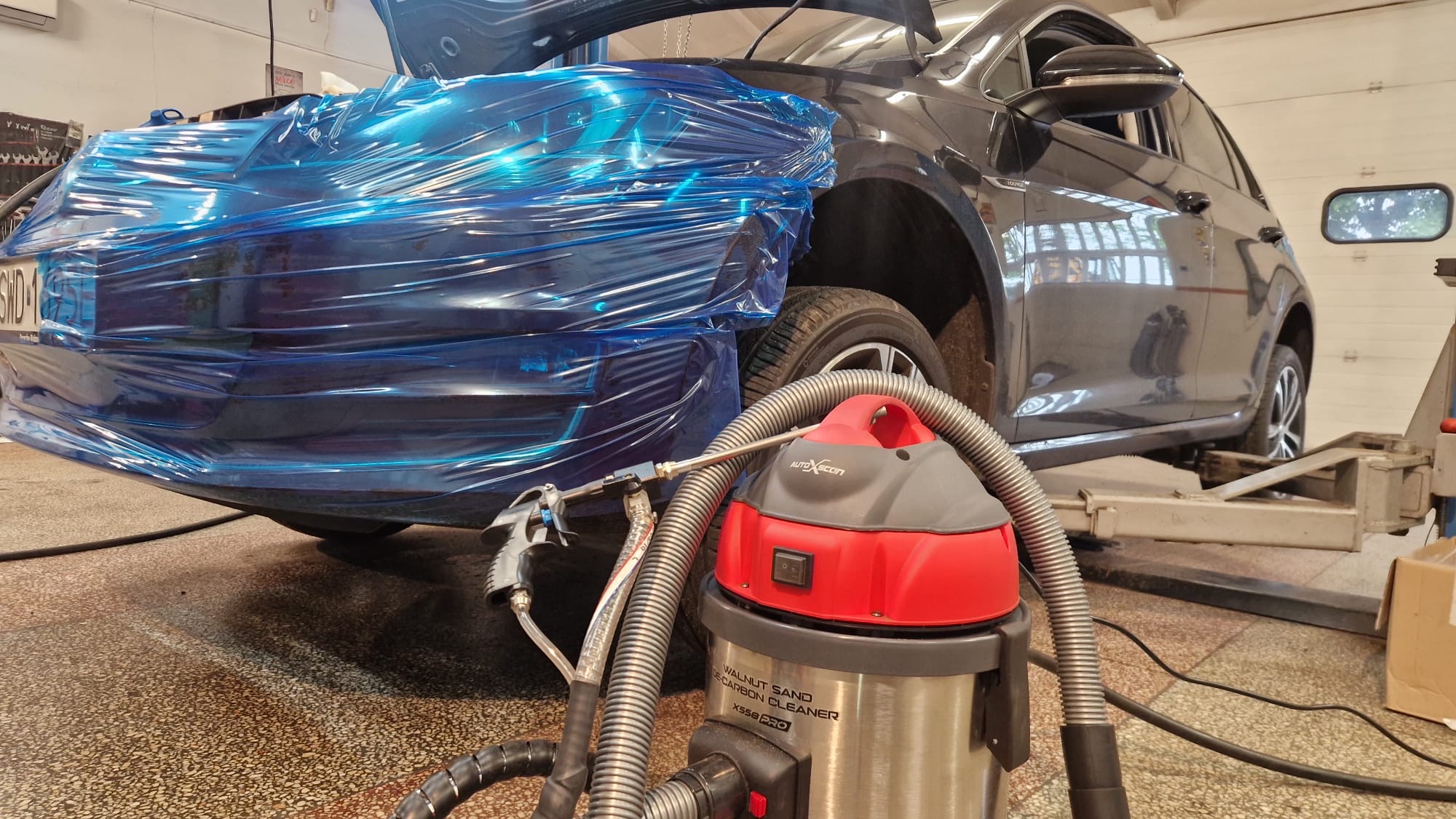 Samochód w trakcie orzeszkowania kolektora dolotowego w serwisie MROAUTO