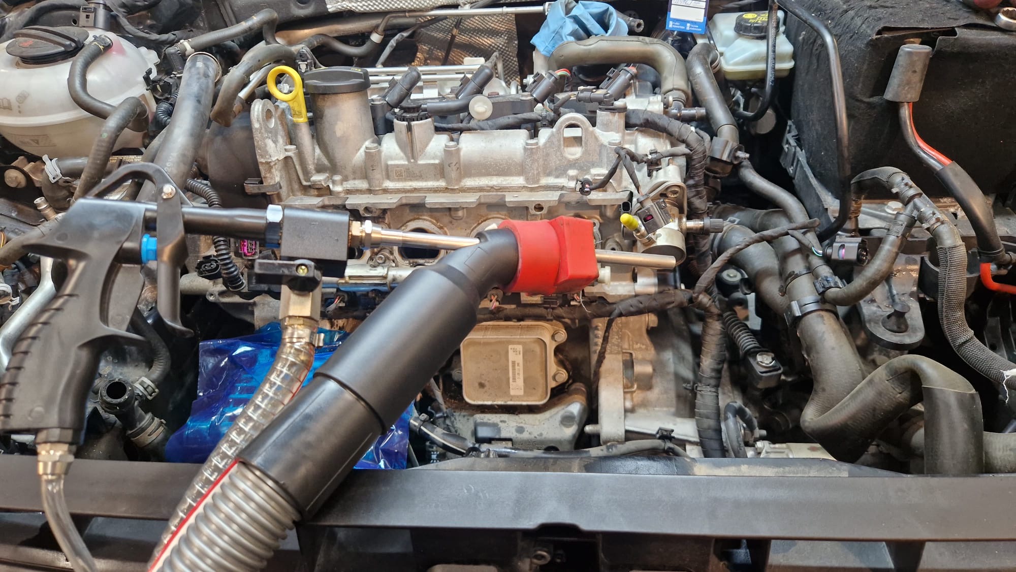 Proces walnut blasting – czyszczenie kanału dolotowego VW 1.4 TSI w MROAUTO