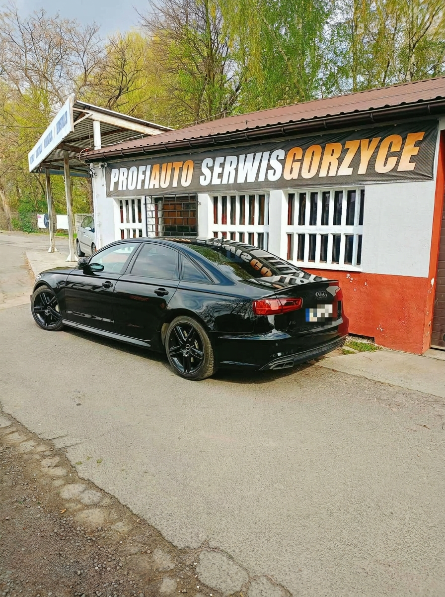 Czarne Audi A6 przed warsztatem ProfiAuto Serwis Gorzyce