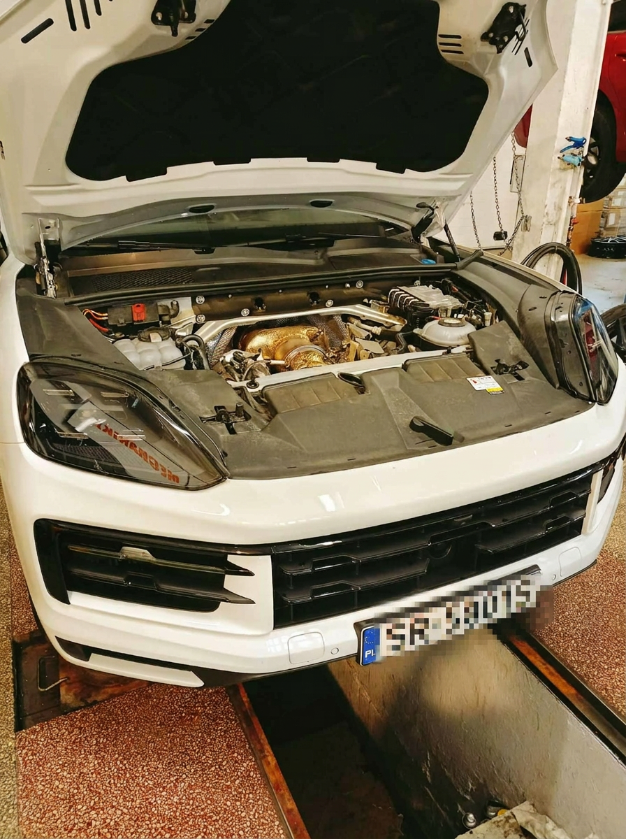 Porsche Cayenne w serwisie – widok komory silnikowej podczas diagnostyki i naprawy