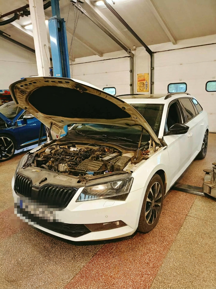 Škoda Superb Combi na podnośniku – kompleksowy serwis mechaniczny