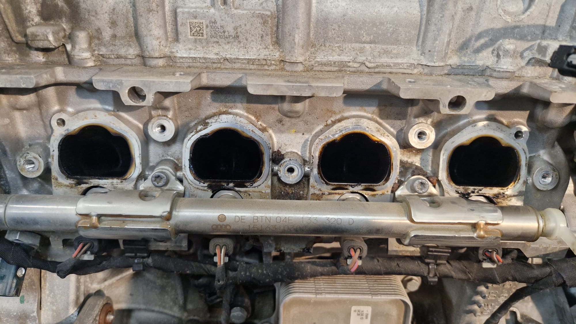 Kanały dolotowe VW Audi TFSI z grubą warstwą nagaru